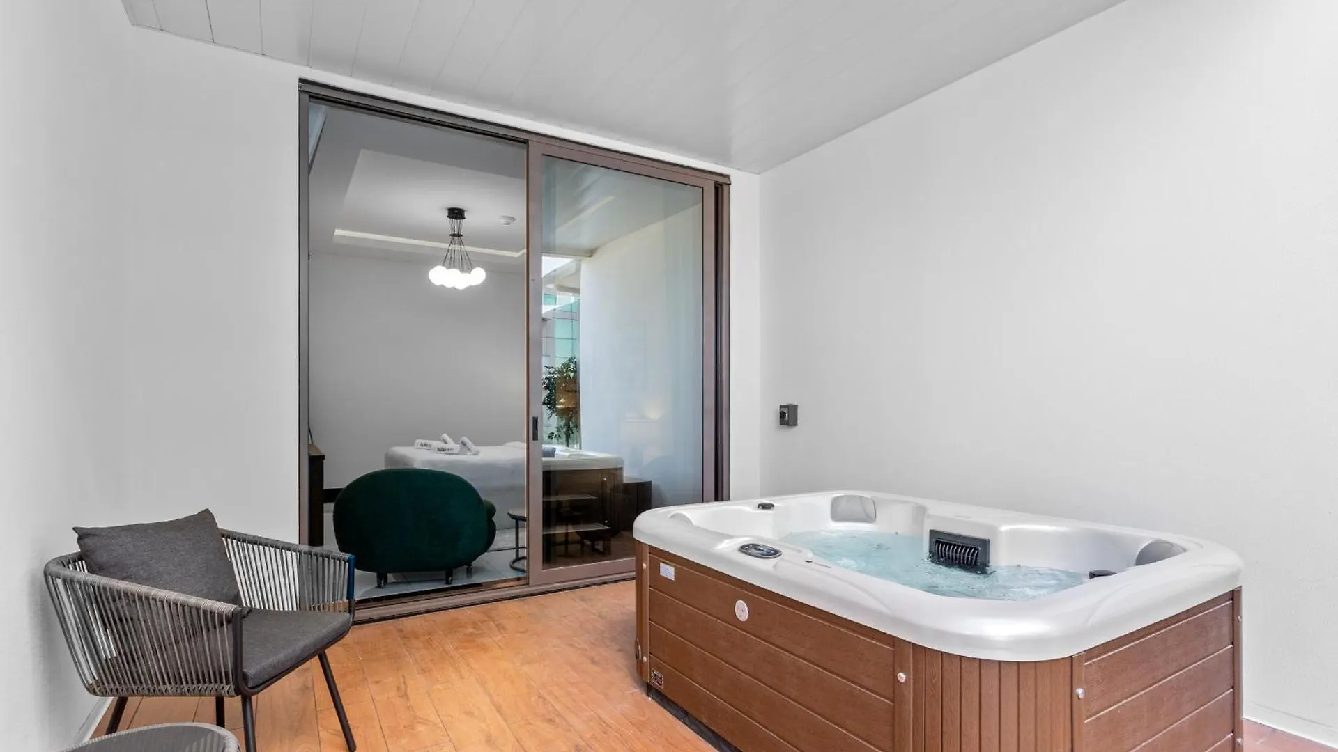Lush Living With Jacuzzi And Burj Khalifa View Apartment Dubai