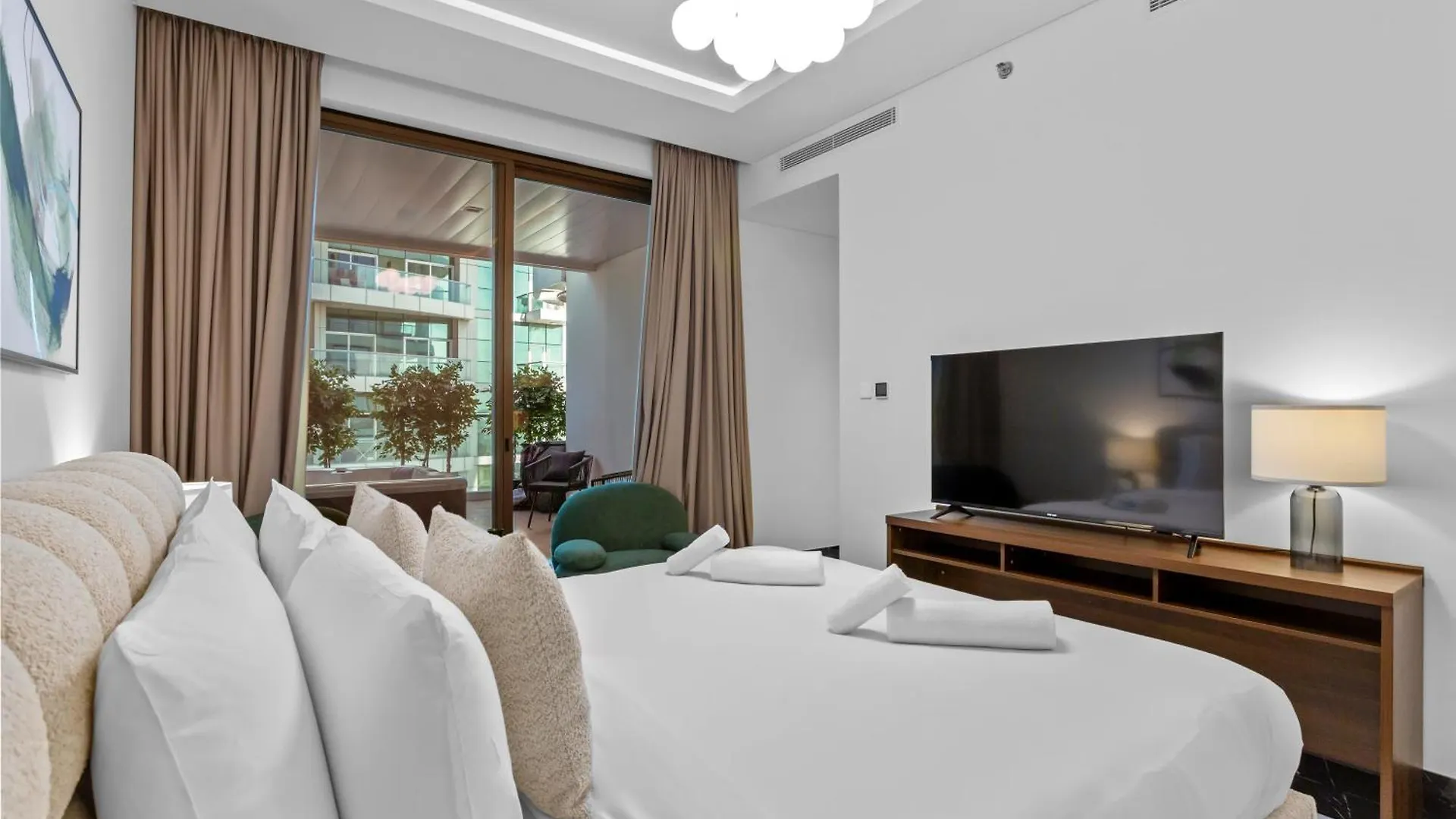 Lush Living With Jacuzzi And Burj Khalifa View Apartment Dubai
