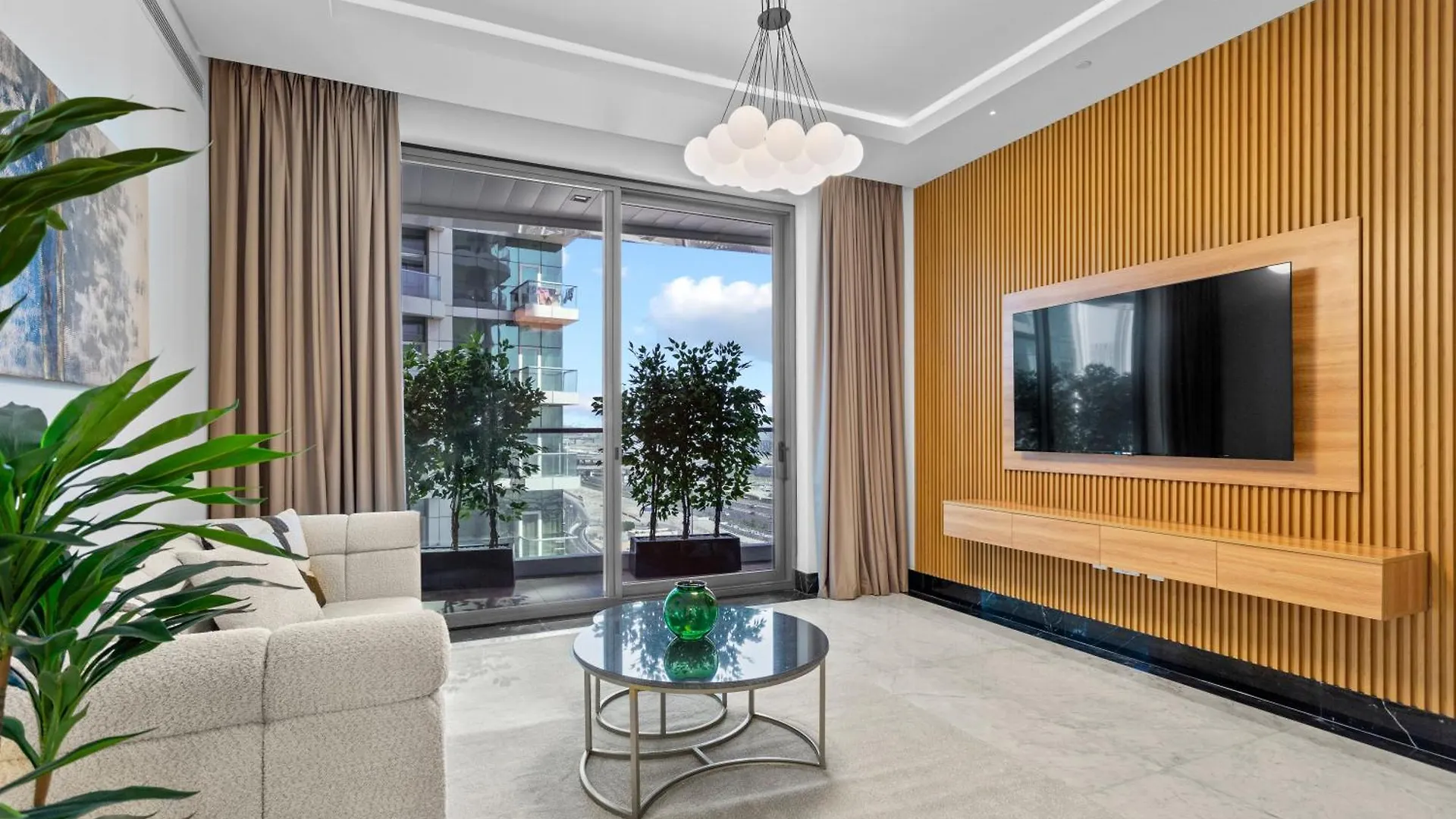 Lush Living With Jacuzzi And Burj Khalifa View Apartment Dubai