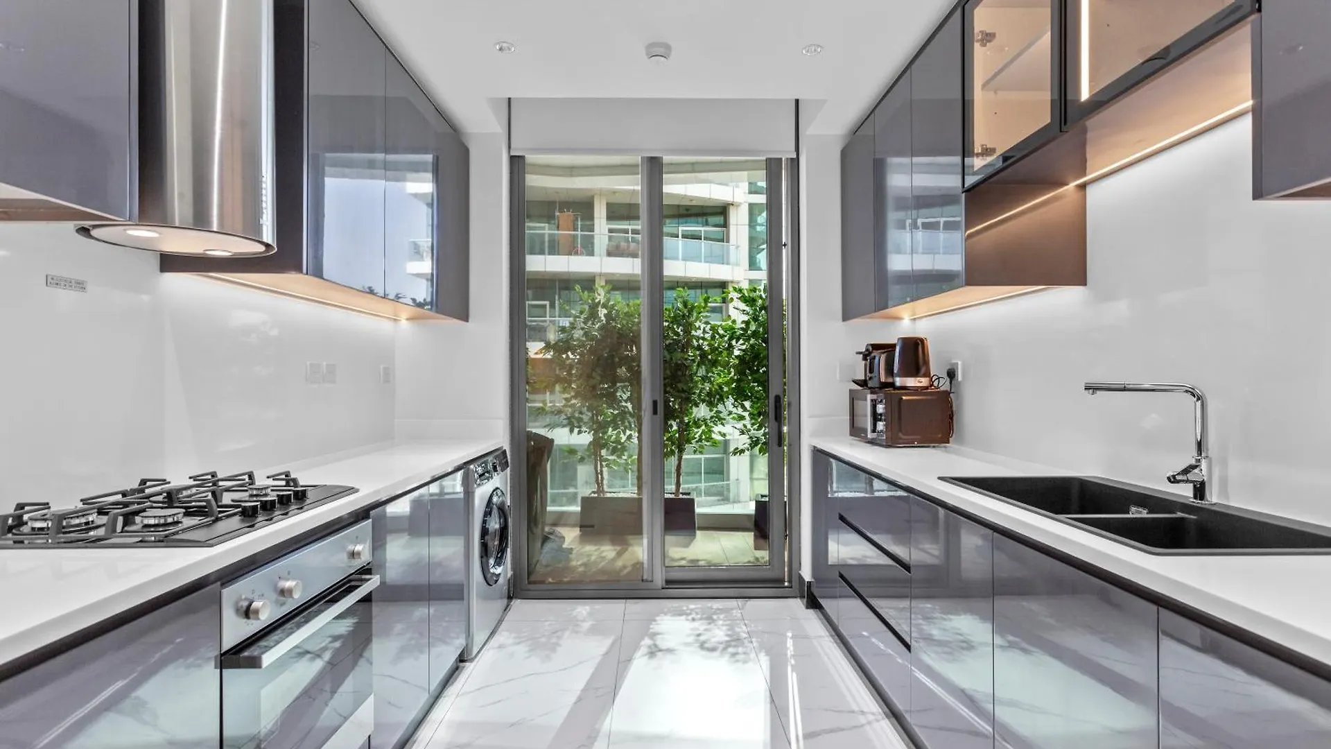 Lush Living With Jacuzzi And Burj Khalifa View Apartment Dubai