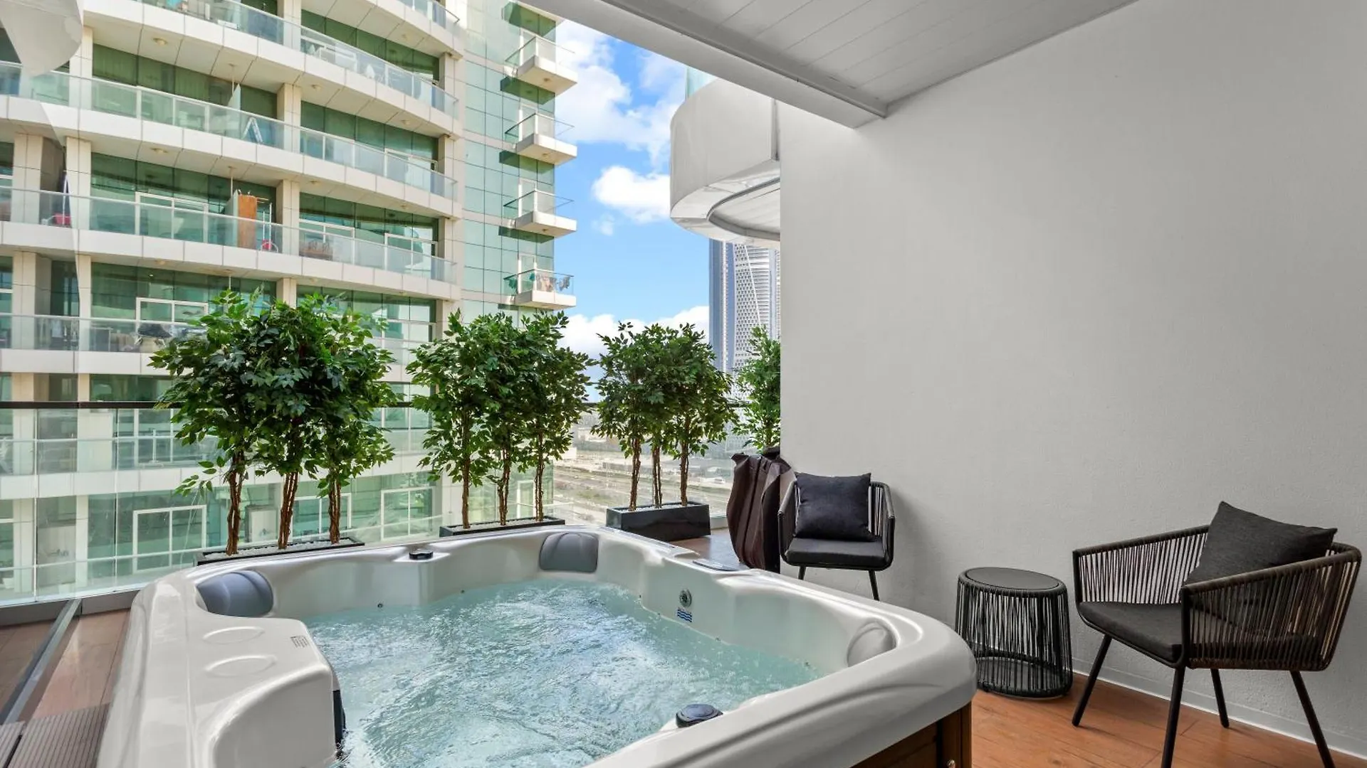 Lush Living With Jacuzzi And Burj Khalifa View Apartment Dubai